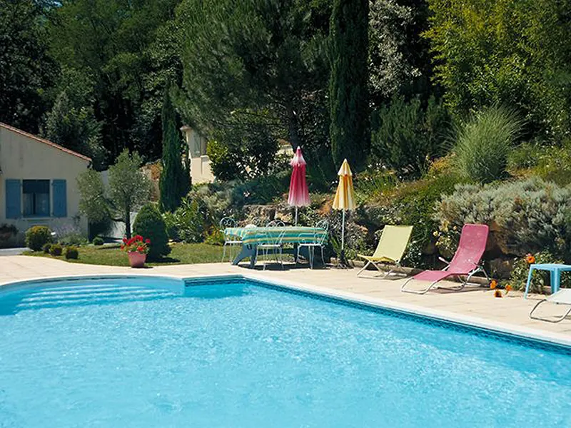 Les Oliviers Sarlat Perigord Noir. Chambre d'hôtes 2 pers. Jardin fleuri et terrasse. Piscine Petit déjeuner servi au bord de la piscine. Avril à Octobre.