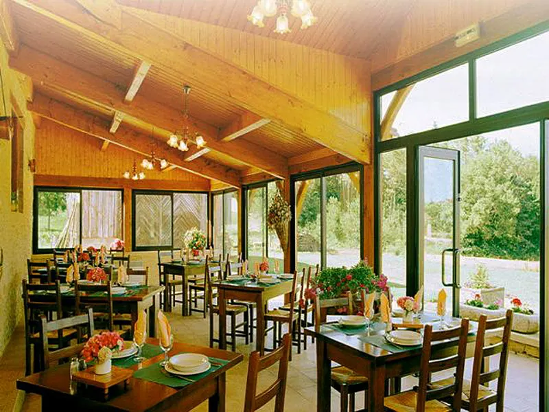 La table du Chaffour St-Geniès Auberge d'hôtes dans une ferme typique du Périgord Noir, ferme-auberge avec 8 chambres d'hôtes . spécialités régionales